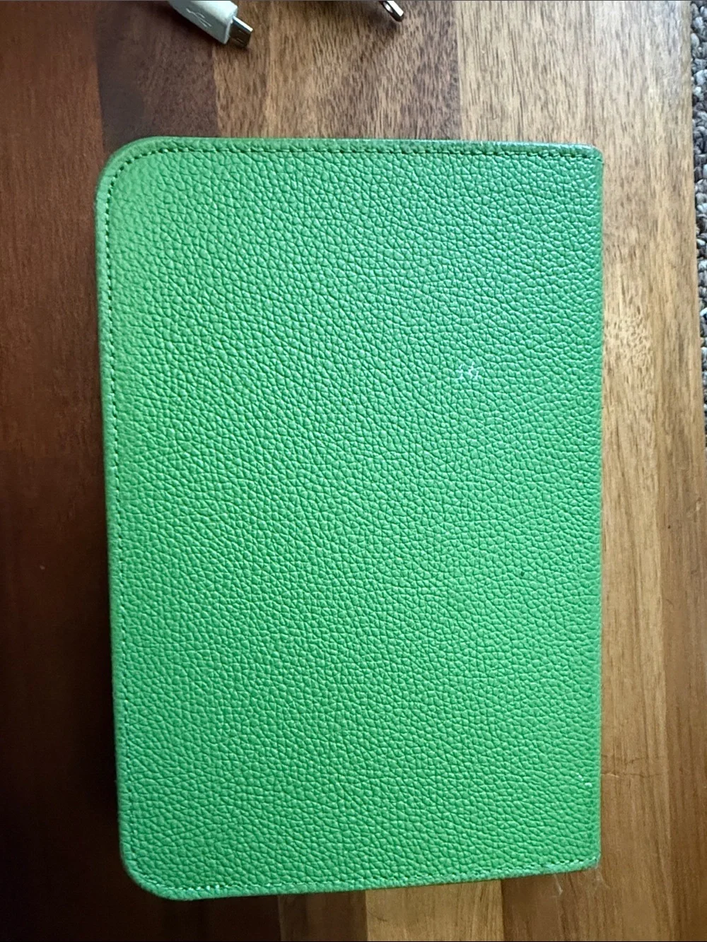 Amazon Kindle eReader dark grey with Green Folio Cover with charger